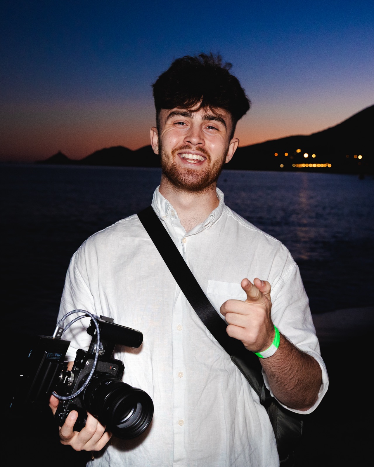 Lucas Monvois, caméra à la main, au bord de mer