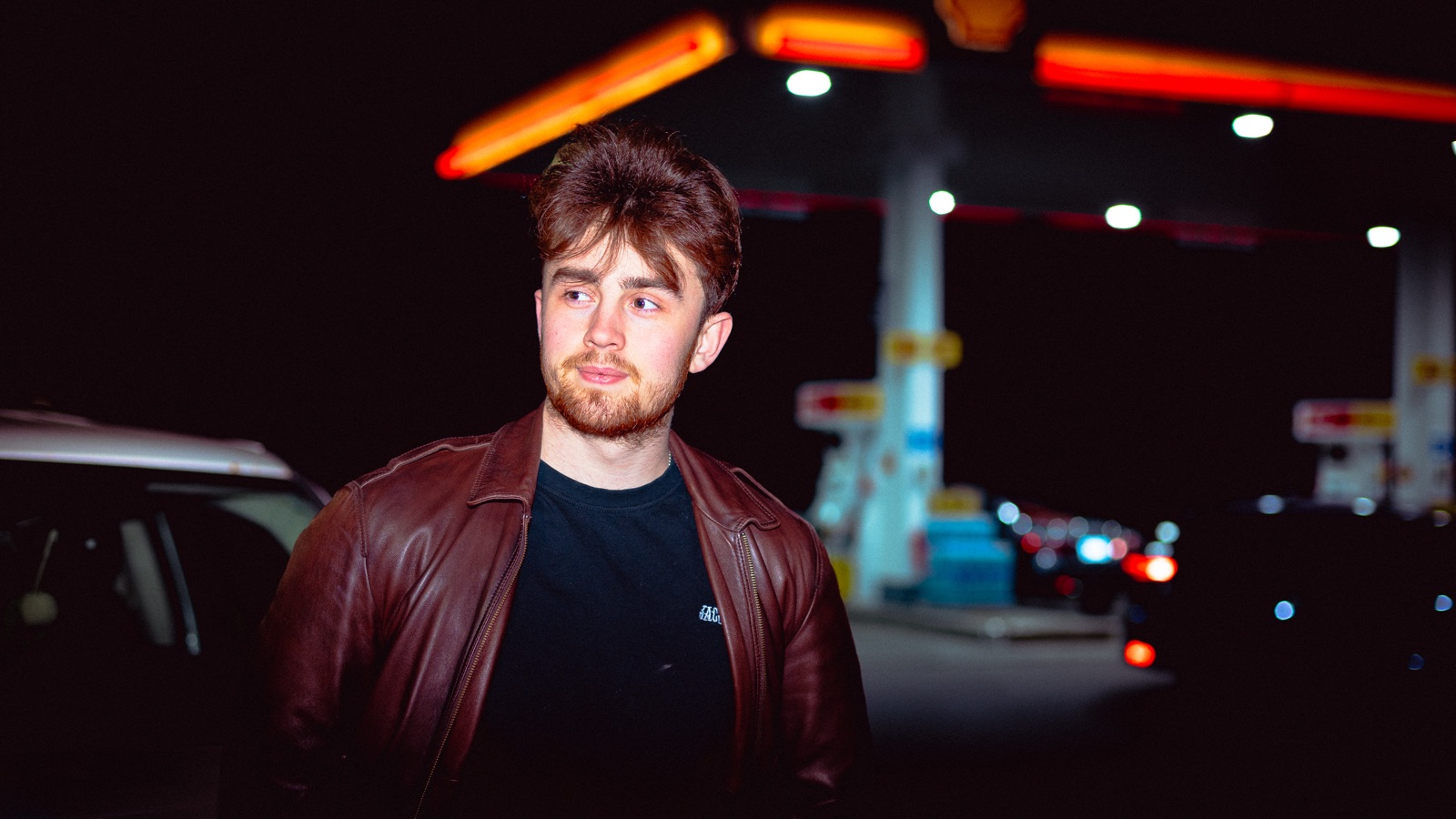 Lucas Monvois en extérieur, de nuit